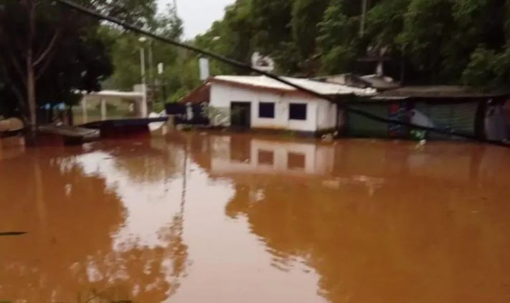 Iguazú: evacuaron a dos familias de la zona portuaria por riesgo a inundación