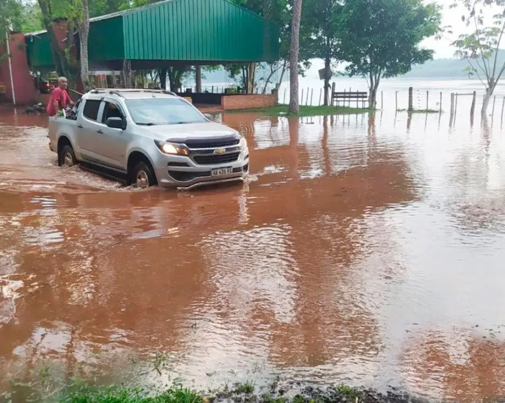 Por la crecida cierran pasos fronterizos y se inundaron clubes de pesca en municipios  