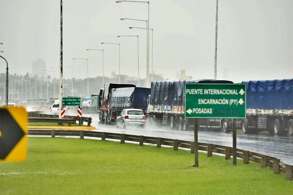 Camioneros aguardaron todo el fin de semana para cruzar el puente