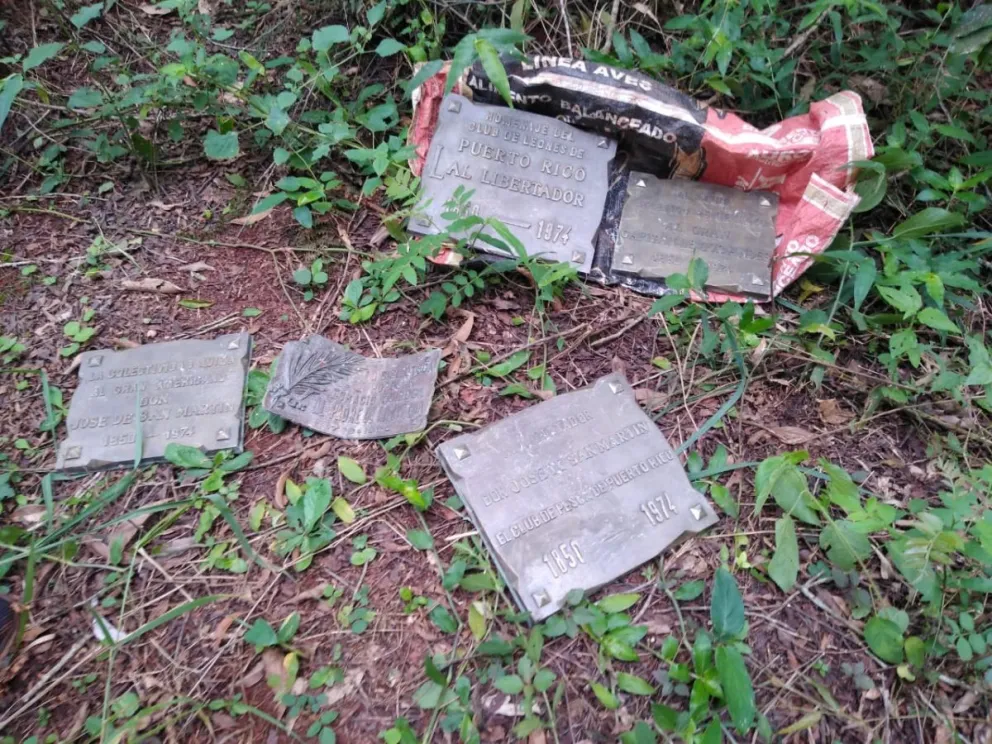 Recuperaron 5 placas de bronce arrancadas de un monumento en Puerto Rico