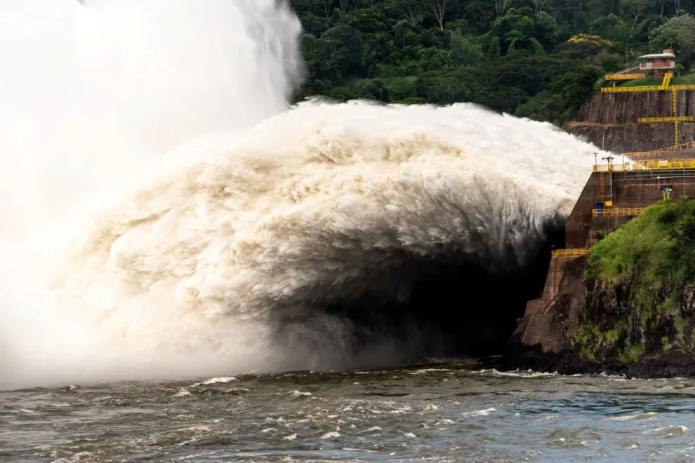 Lluvias excesivas obligan a Itaipú a adelantar la apertura de las compuertas