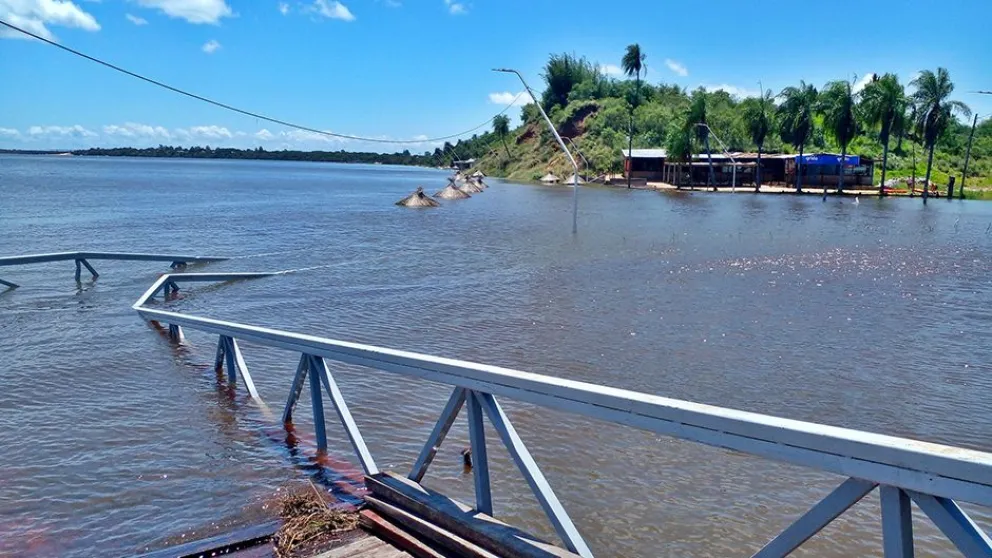 En Ituzaingó, los balnearios fueron tapados por el agua del Paraná