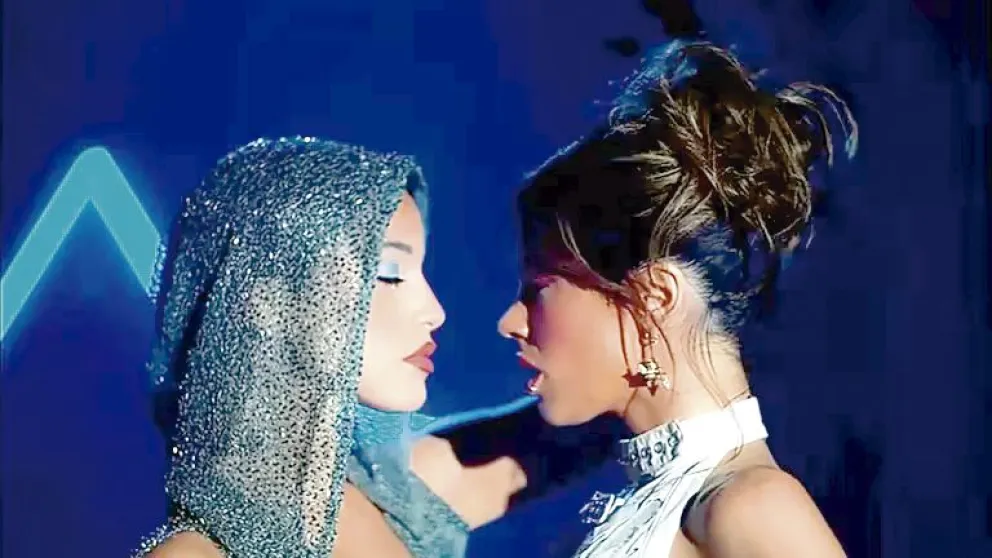 El beso viral de Emilia y Tini en el videoclip de “La original mp3”