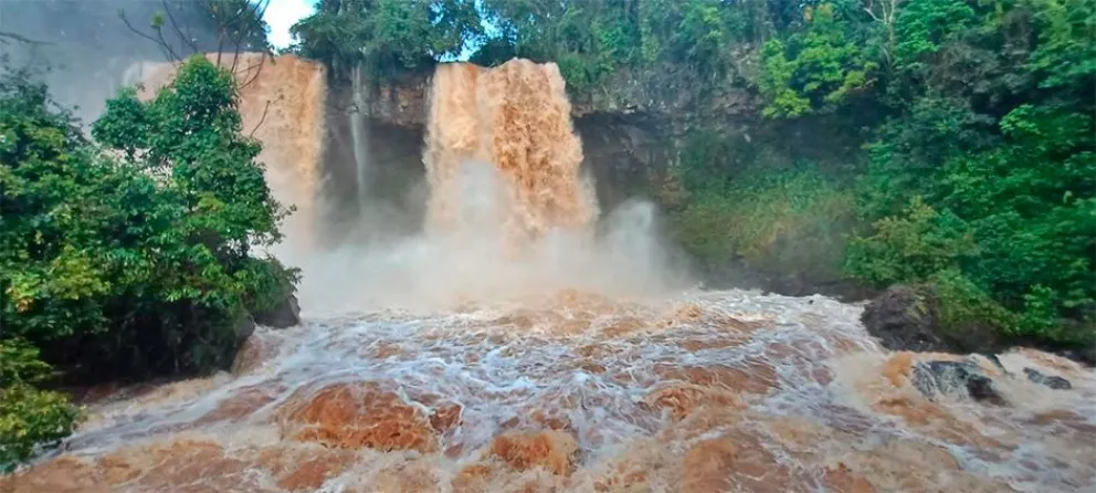 La crecida causó daños en circuitos de las Cataratas y sigue la alerta por lluvias
