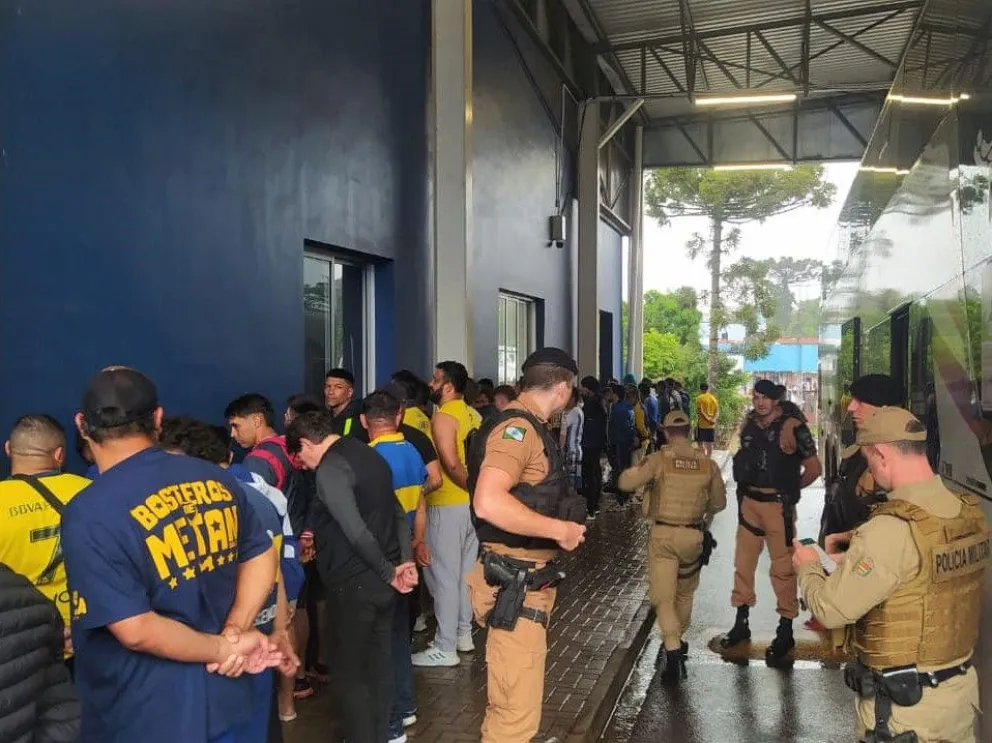 Hinchas de Boca demorados en la frontera por llevar hojas de coca a Brasil