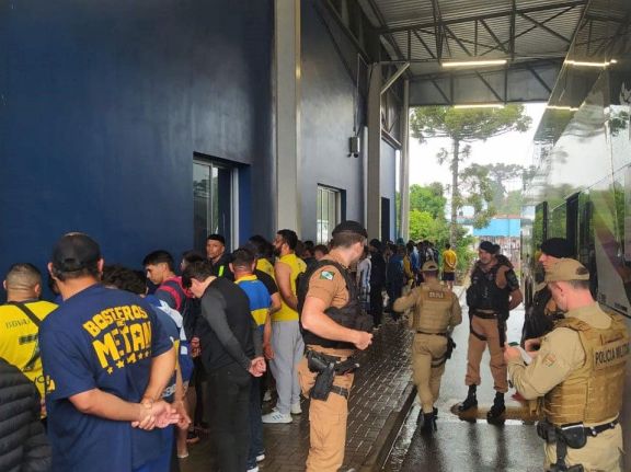 Hinchas de Boca demorados en la frontera por llevar hojas de coca a Brasil