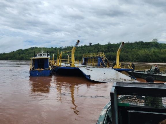 Lograron amarrar la balsa paraguaya que navegaba a la deriva por el Paraná