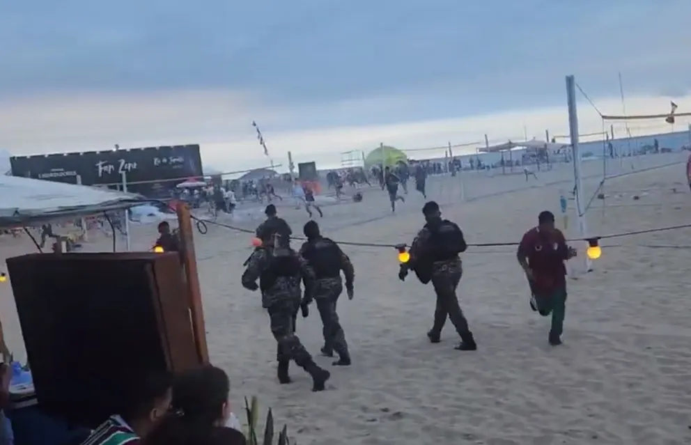 Enfrentamiento entre hinchas de Boca, Fluminense y la policía en Copacabana