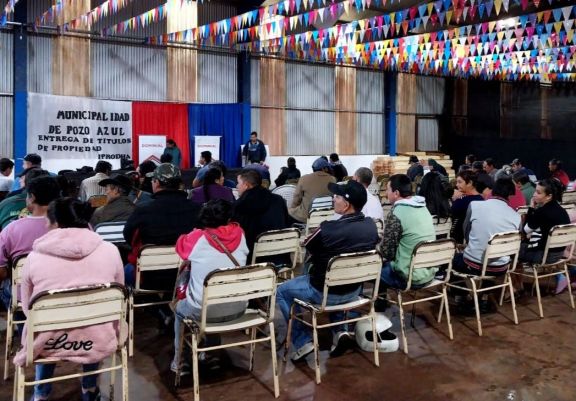 Centenar de familias lograron el sueño del título de propiedad en Pozo Azul