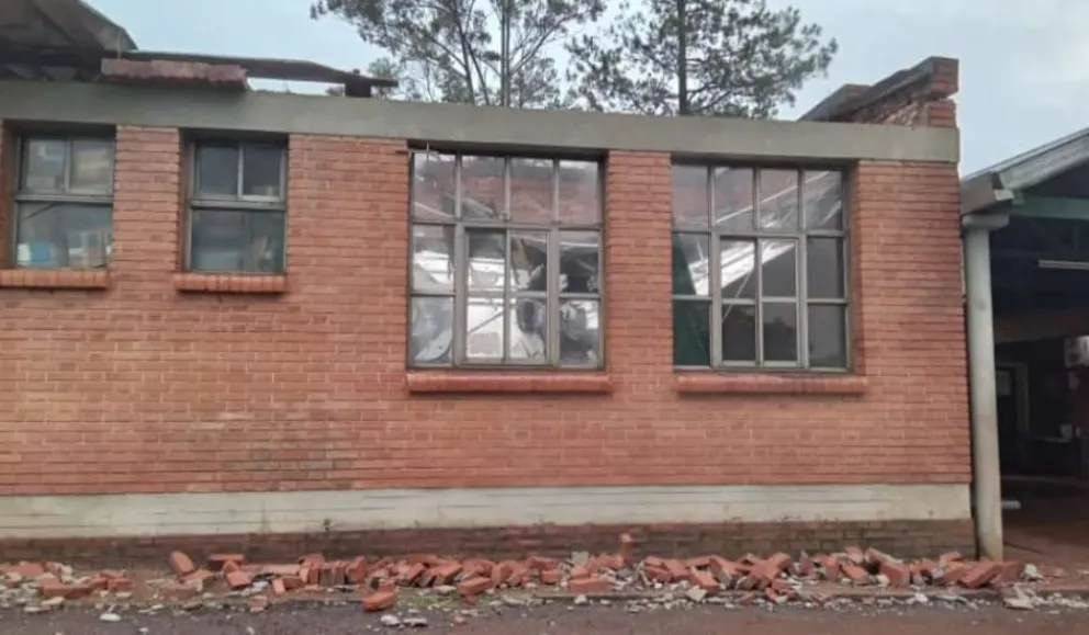 Fuertes ráfagas de viento dañaron el hospital  y más de 10 viviendas en Colonia Mado