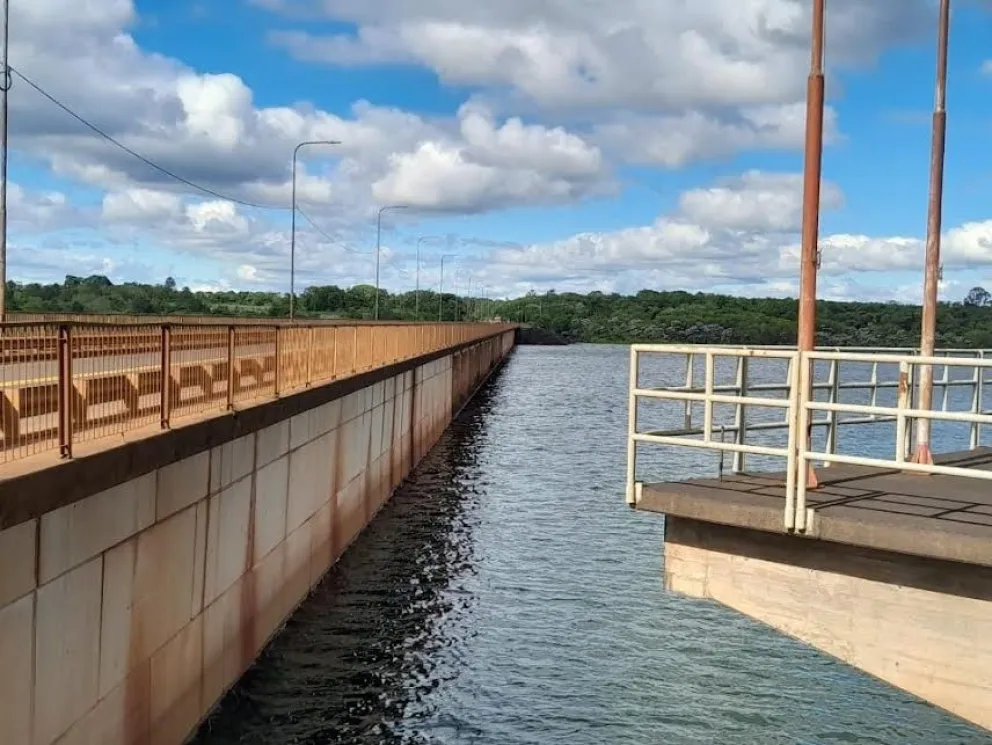 La represa Urugua-í superó la cota máxima y las aguas caen por el vertedero