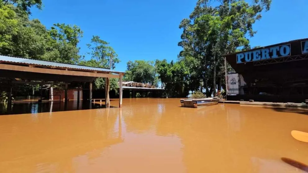 El río Uruguay baja pero las familias aún siguen evacuadas en El Soberbio 