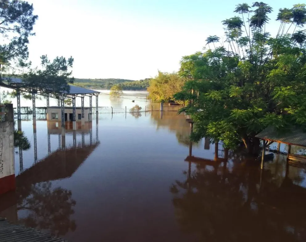 De a poco baja el caudal en el Paraná y las balsas siguen suspendidas en Corpus 