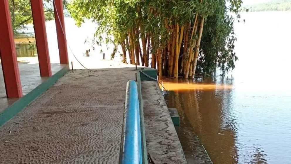 Servicios de lanchas y balsas siguen sin funcionar por la crecida del río Paraná