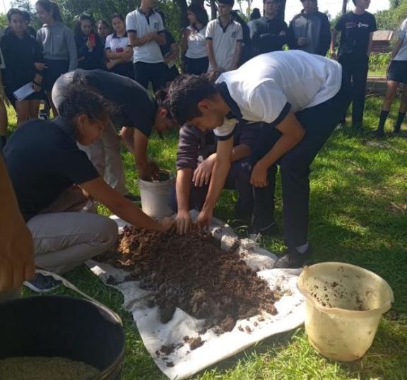 Agricultura Familiar trabajó con escuela de Garupá sobre técnicas para mejora de la fertilidad del suelo