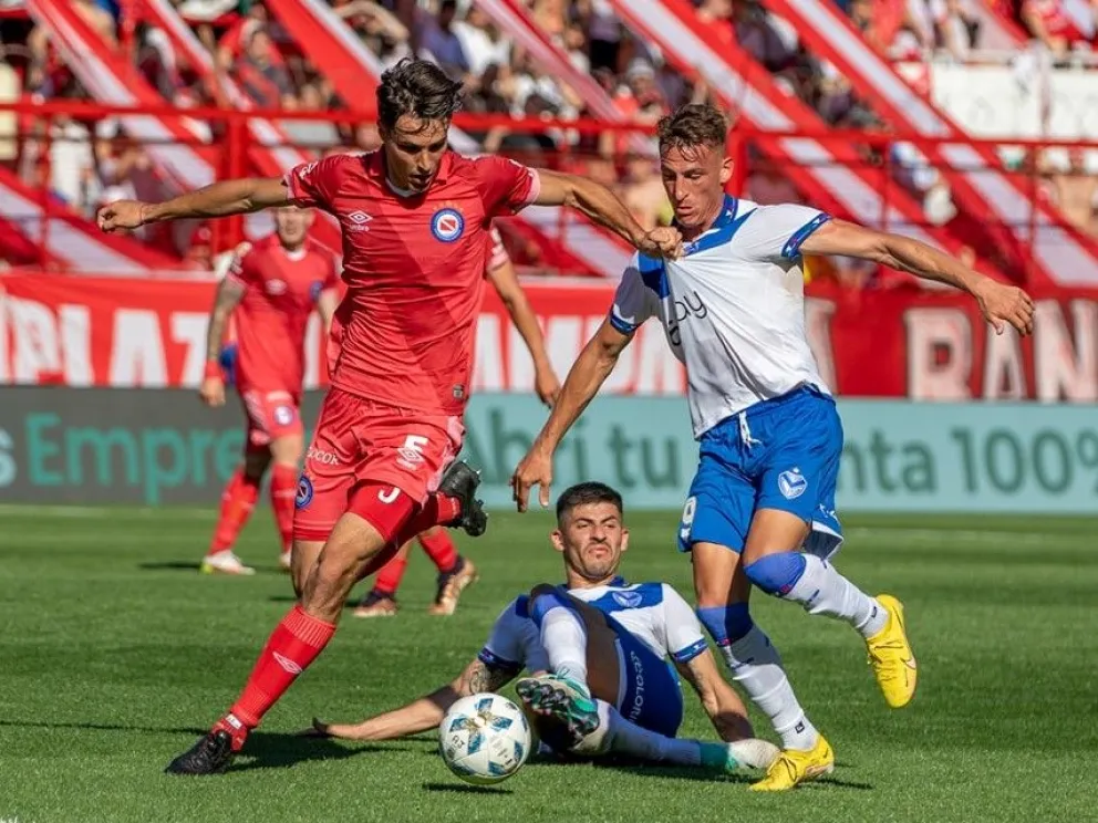 Argentinos y Vélez empataron en un duelo intenso con picante final