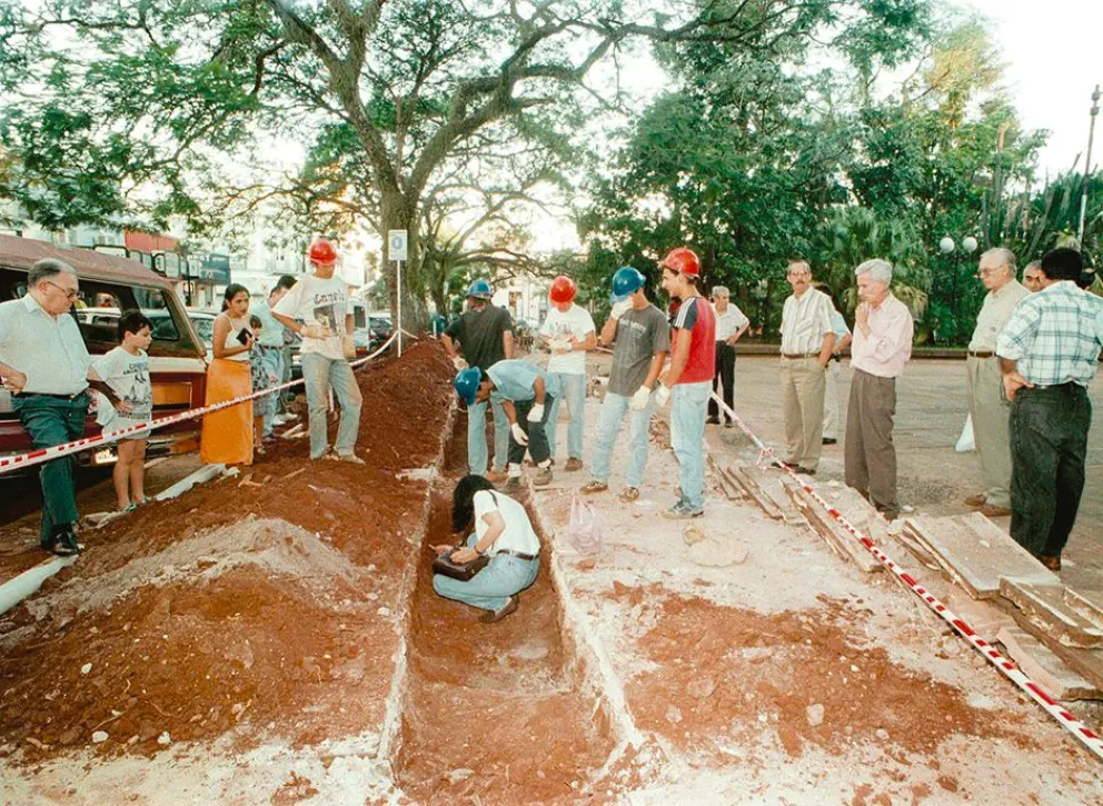 Una sorpresa al excavar en la plaza 9 de Julio en noviembre de 1998