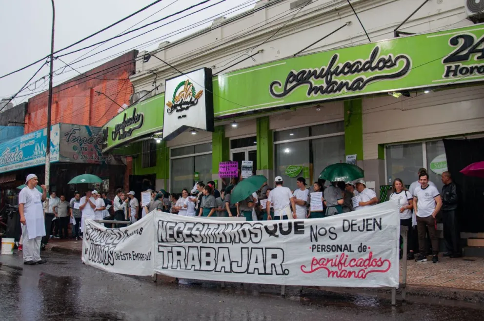 Empleados de panadería posadeña se manifestaron para pedir la reapertura de su puesto de trabajo