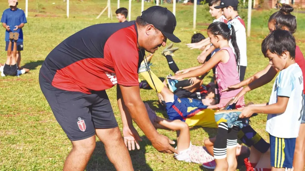 Una escuela de fútbol contiene a los más pequeños