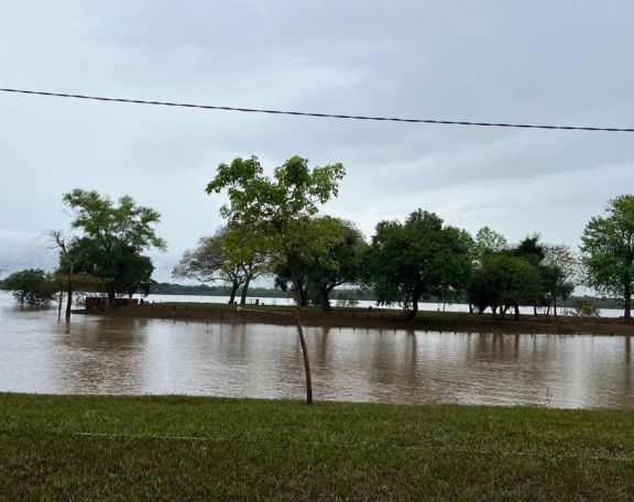 Santo Tomé: aún quedan 47 familias evacuadas por la crecida del río Uruguay 