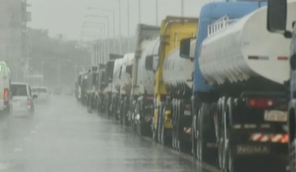 Cinco kilómetros de fila de camiones varados a la espera de cruzar desde Posadas a Encarnación