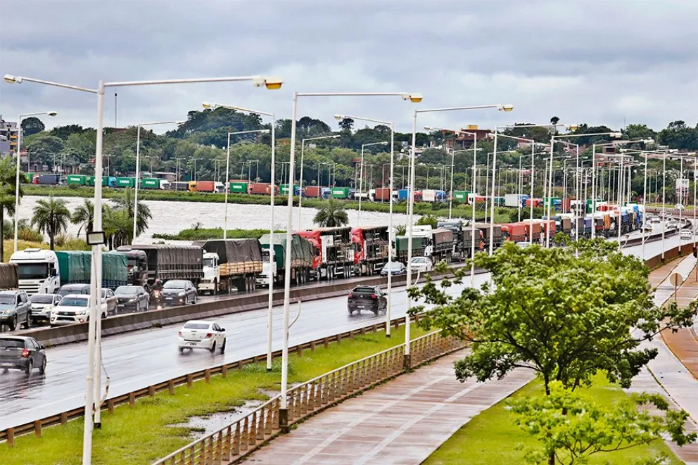 Trastornos y riesgo latente por fila de camiones en el Acceso Sur