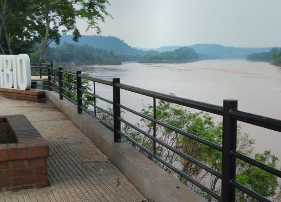 Crece el río Uruguay en El Soberbio y se inhabilitó el paso fronterizo a Brasil