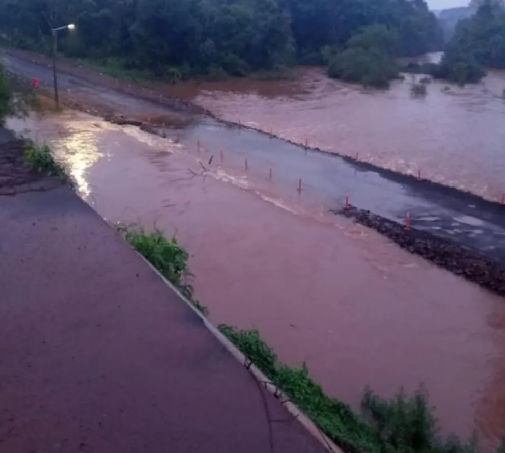 Cortado el tránsito en el puente provisorio en Ruta 7 por crecida del arroyo Tabay