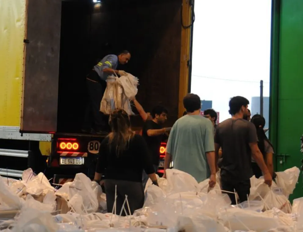 Bajo lluvia y en medio del temporal, comenzó la distribución del material electoral para el balotaje