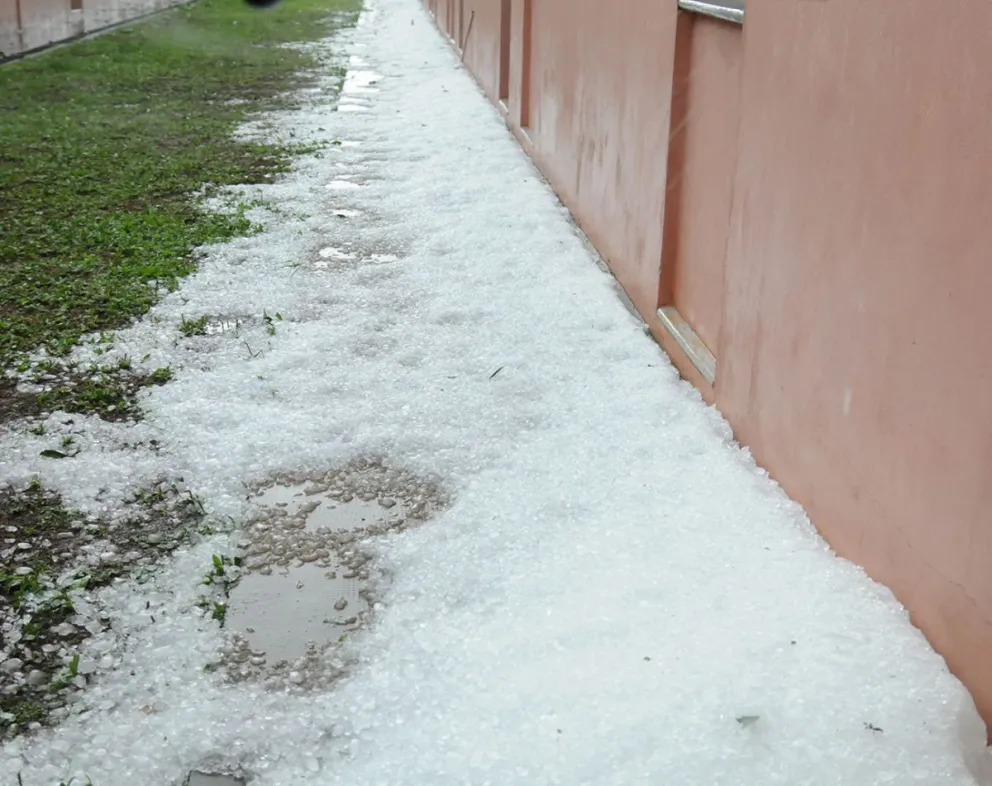 Tormenta de granizo dejó rotura de ventanas, autos y calles inundadas en Posadas