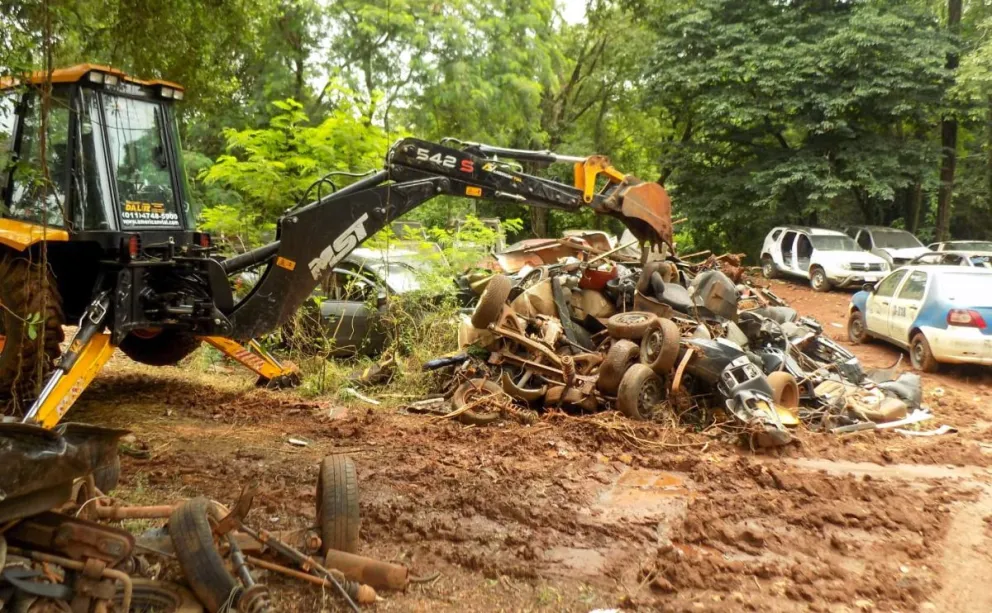 Iniciaron la compactación de vehículos y chatarras en Puerto Iguazú