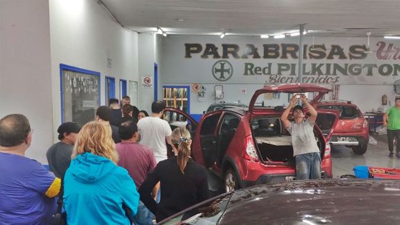 Tras la granizada colapsaron las casas de parabrisas, sacabollos y chapistas