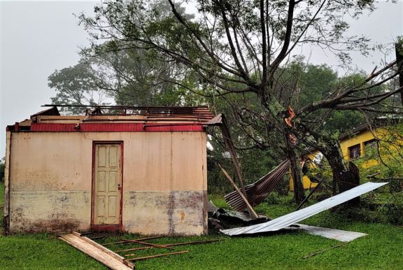 Fuerte temporal dejó severos daños en una amplia zona rural de Campo Ramón