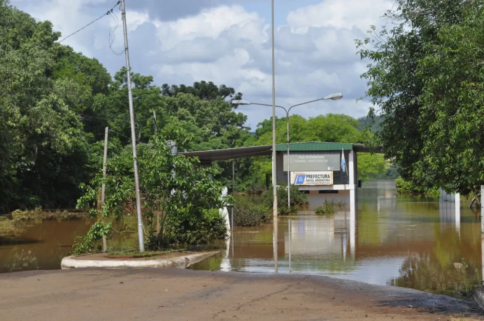 Evacuaron el edificio municipal de Panambí por la crecida del río Uruguay