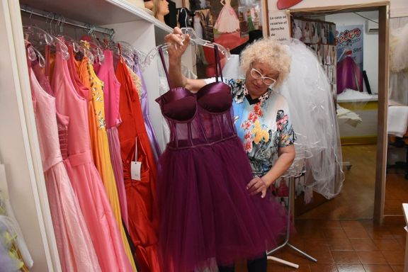 En alza la opción de vestidos exclusivos en mujeres y trajes clásicos en hombres
