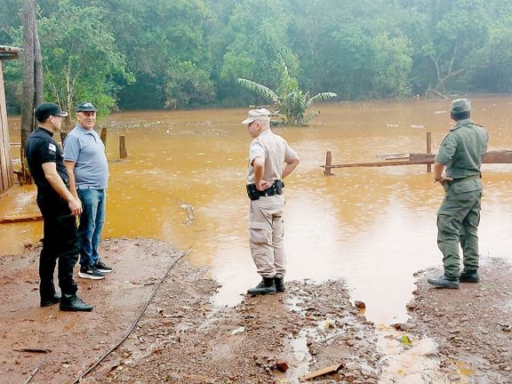 Otra vez crece el río Uruguay y ya hay decenas de familias evacuadas Otra vez crece el río Uruguay y ya hay decenas de familias evacuadas