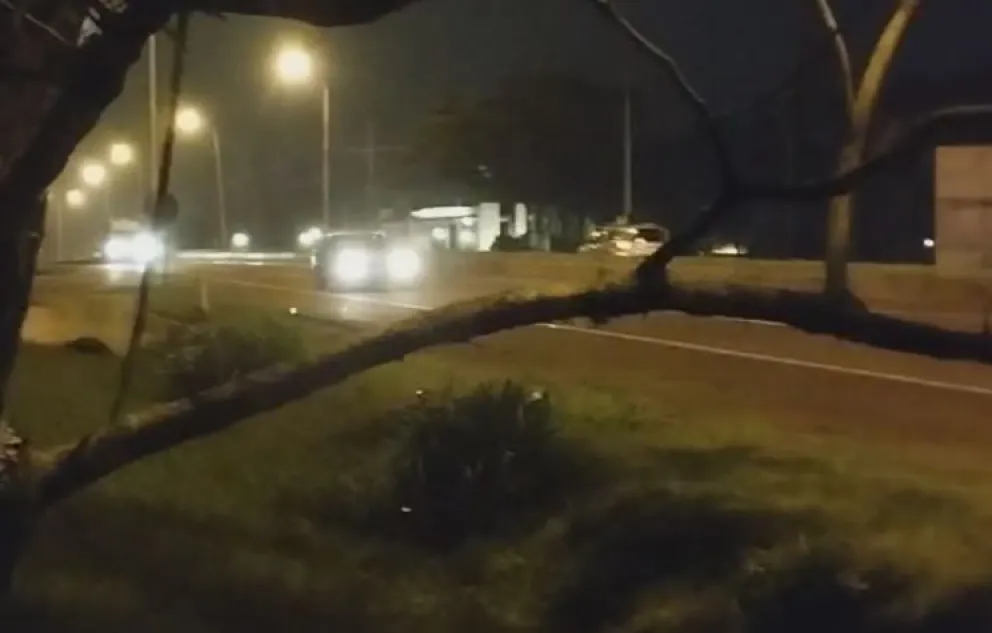 Iguazú: jóvenes continúan jugando picadas y haciendo maniobras peligrosas en autovía de acceso