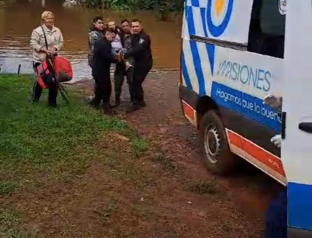 En medio de las inundaciones policías auxiliaron a una mujer en trabajo de parto