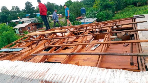 En Cerro Azul el viento arrasó decenas de casas