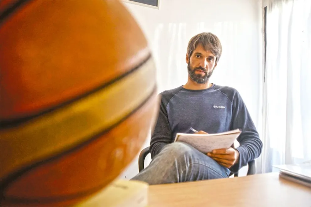 Santiago González eligió dividir su tiempo entre el básquet profesional y ejercer la psicología. Luego se especializó en psicología deportiva. Foto: Marcelo rodríguez
