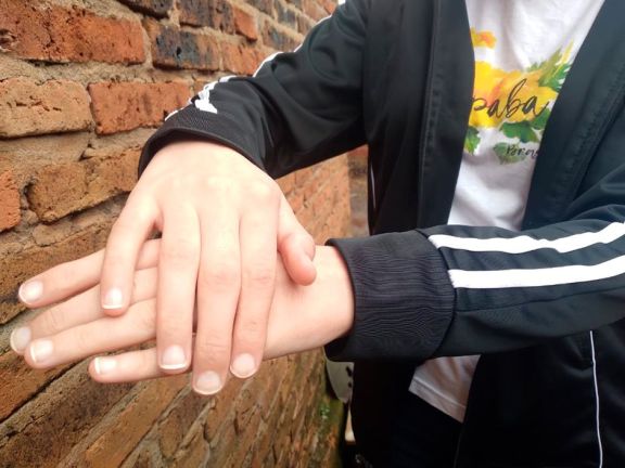 Con la excusa de un trabajo práctico citó a una alumna a su casa y abusó de ella