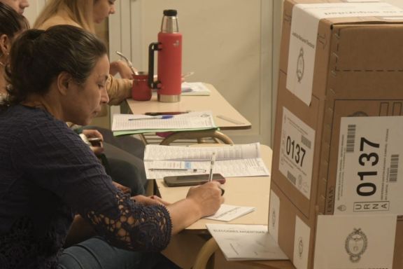 Cerraron los centros de votación en Misiones con una participación similar a la de octubre