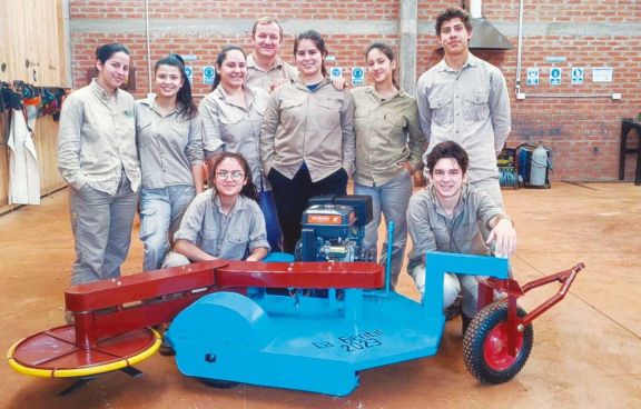 Alumnos crearon una desmalezadora para disminuir el uso de herbicidas 