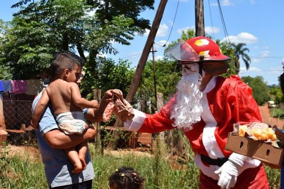 Lanzan campaña para que "Papá Noel Bombero" llegue a los niños más humildes 