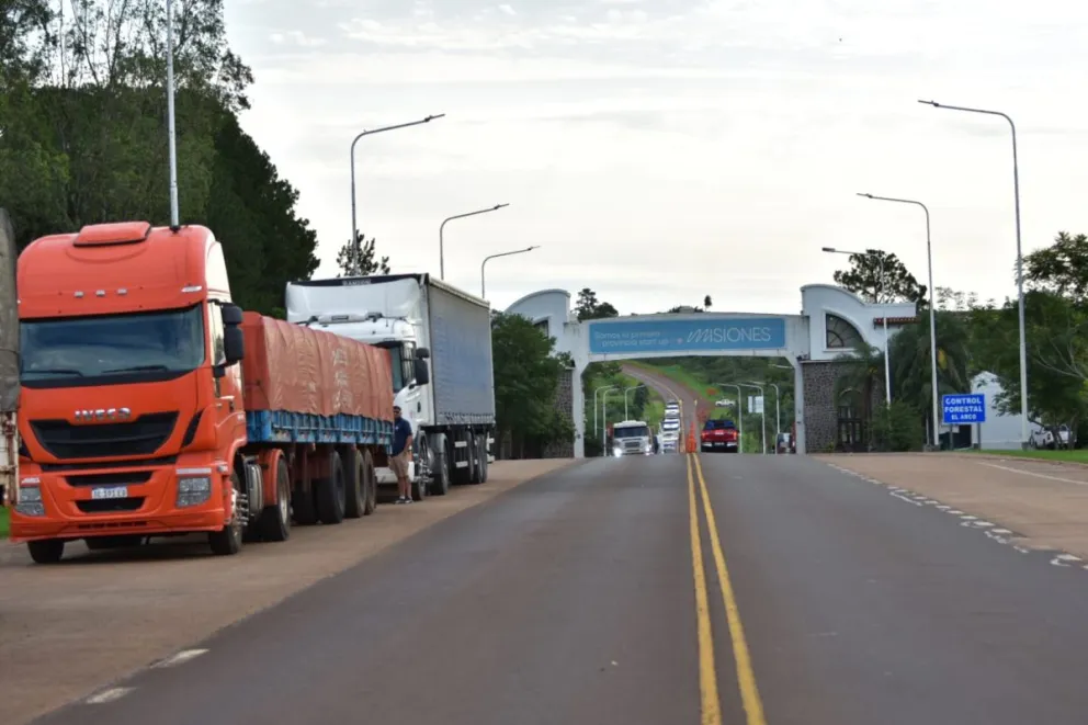 Largas filas de camiones en accesos a Misiones por las inundaciones en Corrientes