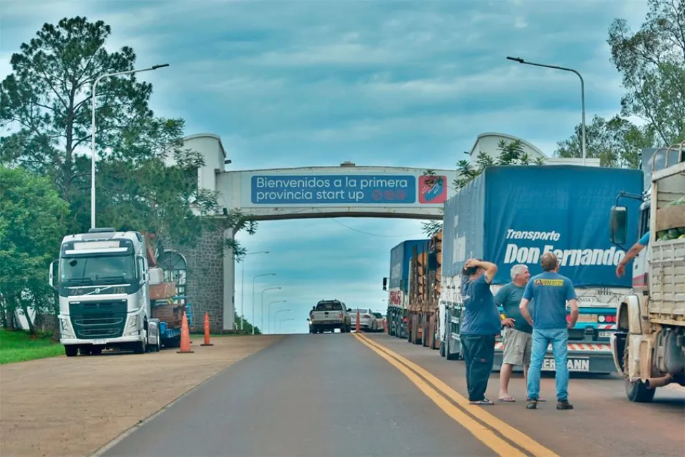 Extensas filas en los ingresos a la provincia desde Corrientes