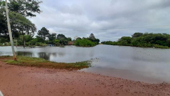 El río Uruguay baja en Santo Tomé pero las rutas siguen anegadas 