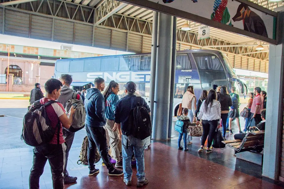 Los colectivos de larga distancia sostienen una demanda positiva