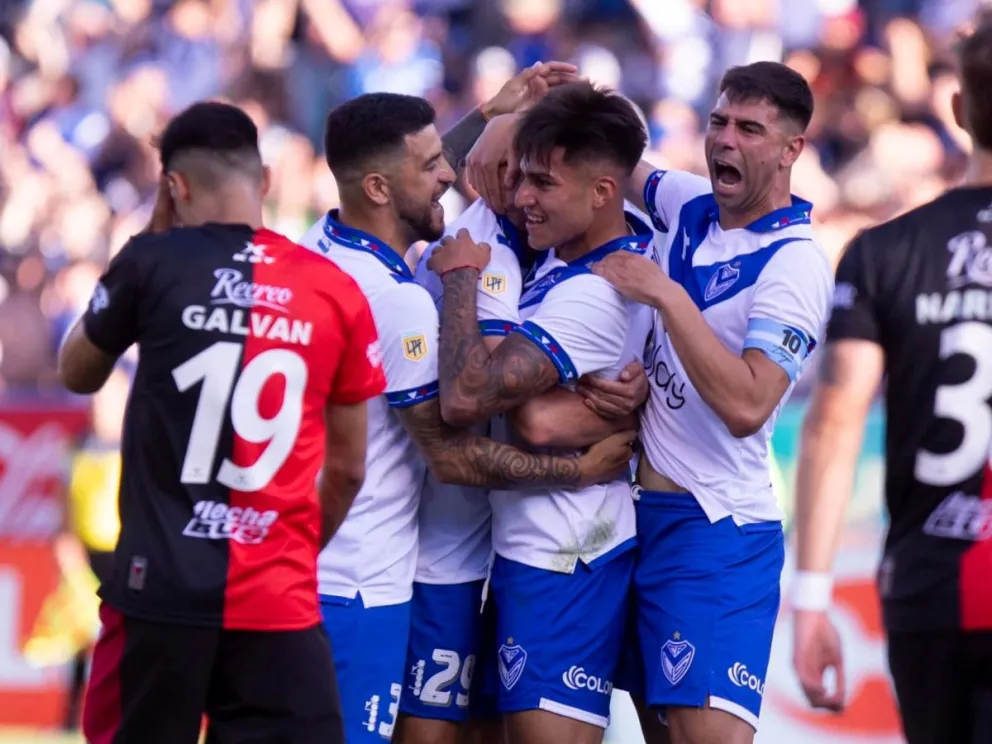  Vélez ganó, se queda en Primera y condenó a Colón al desempate por la permanencia 