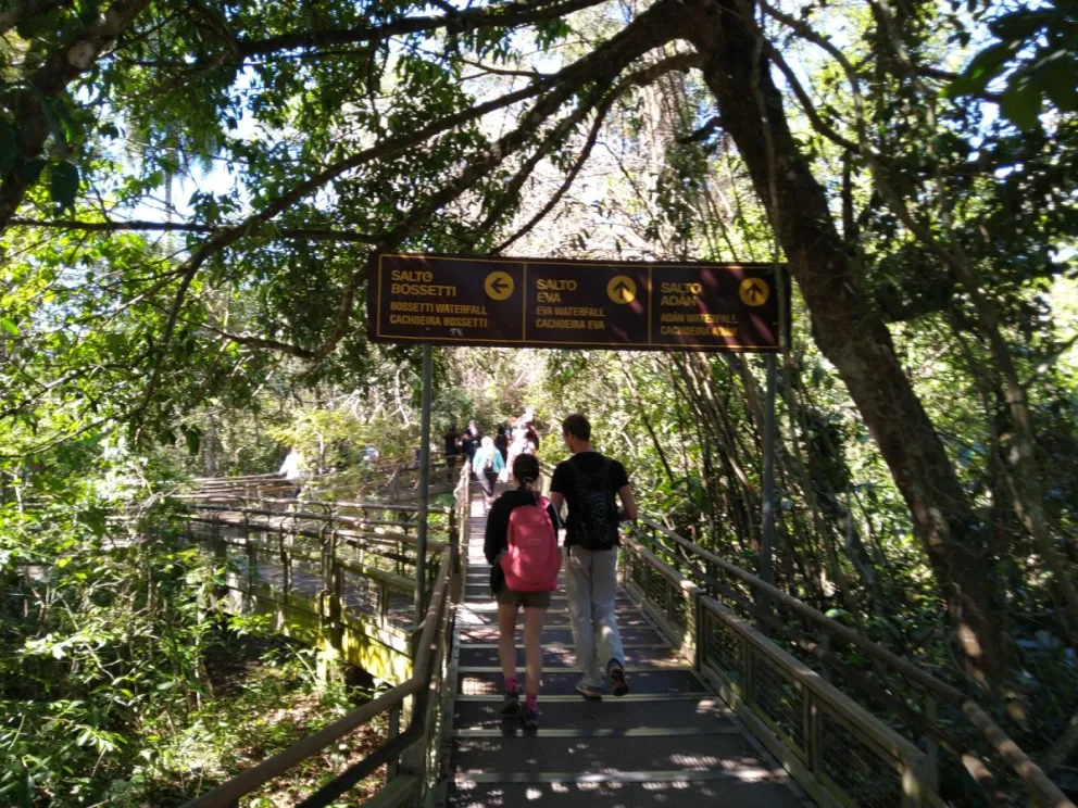 Tras la crecida, continúan recuperando sectores de las pasarelas en Cataratas